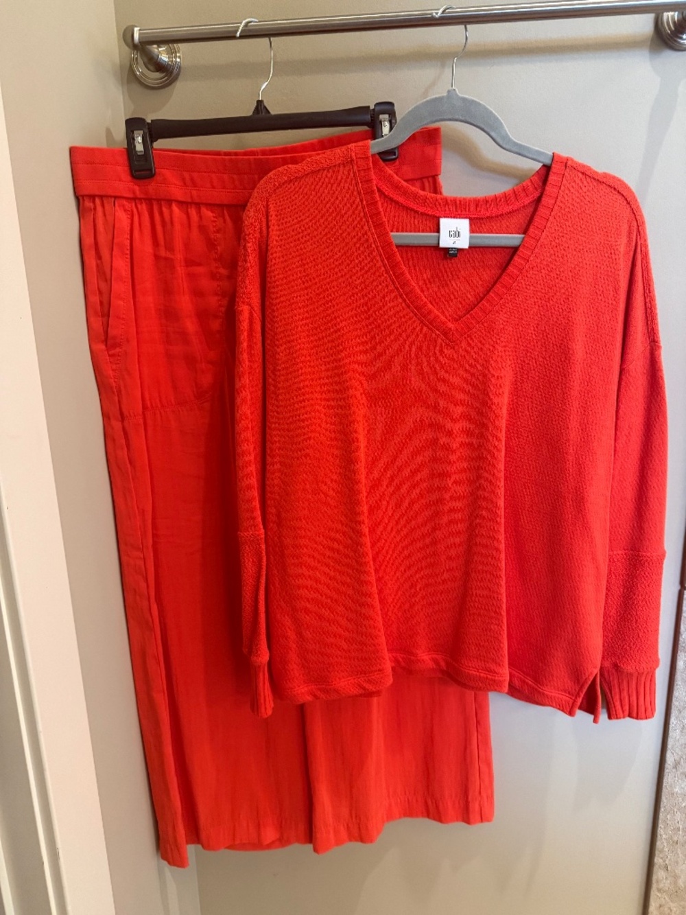 Cabi M Set Capri Sweatshirt & Campground Crop
